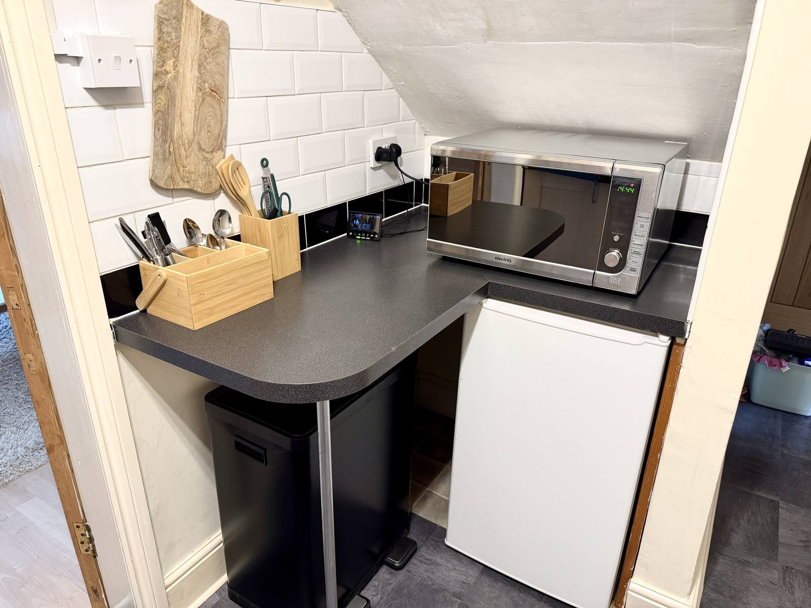 Fully equipped kitchen with washing machine, hob and sink